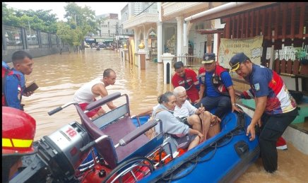 Tim Gabungan Berhasil Selamatkan Warga Terjebak Banjir di Kota Jambi