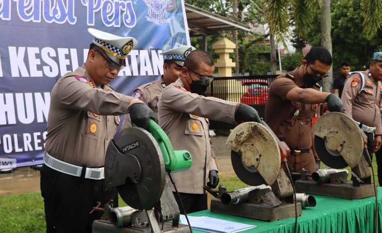 Polres Bungo Gempur Knalpot Brong!148 Knalpot Brong Dimusnahkan