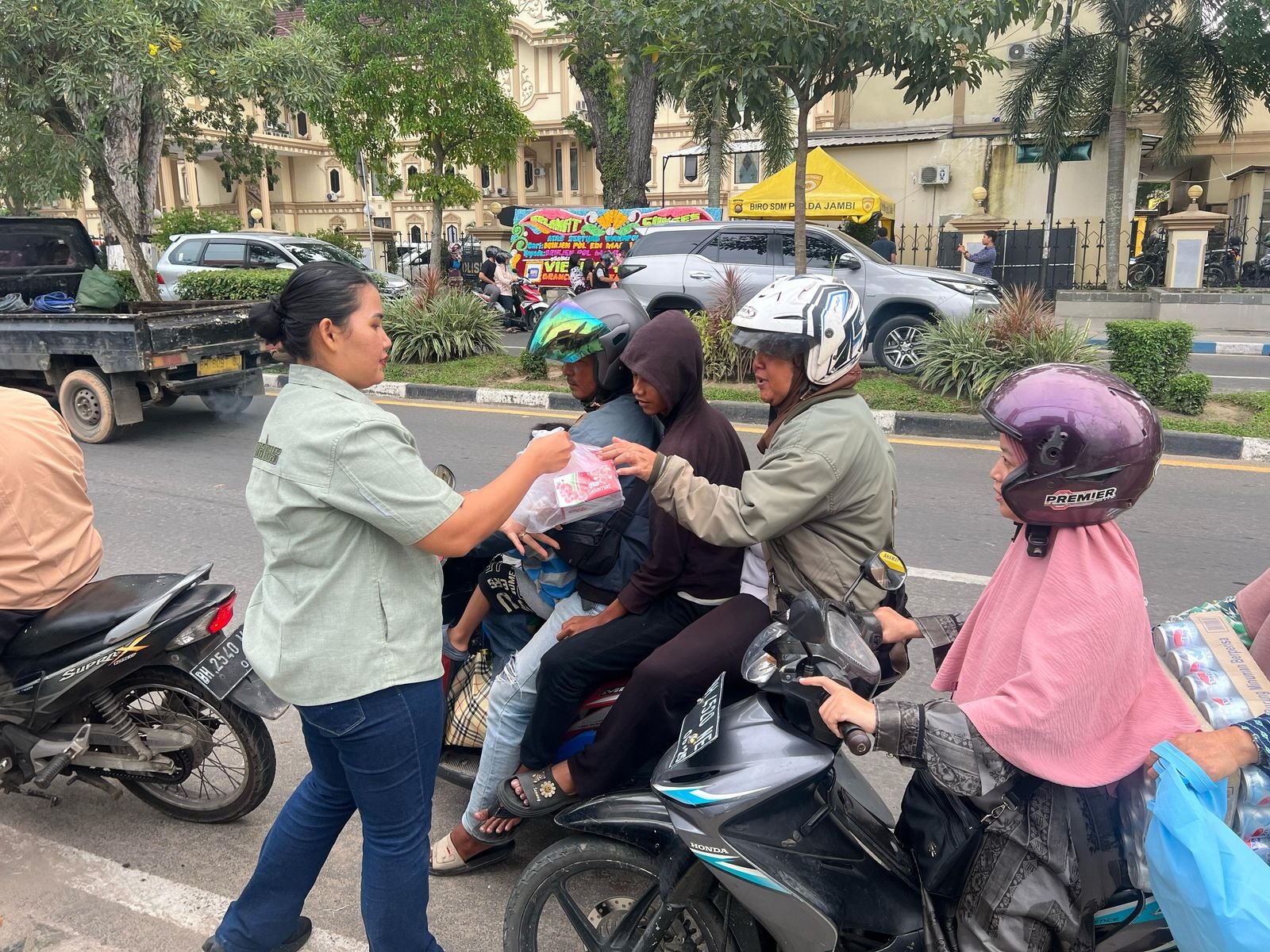 Melintas di Depan Mapolda Jambi, Ditintelkam Bagikan Takjil Gratis ke Pengendara