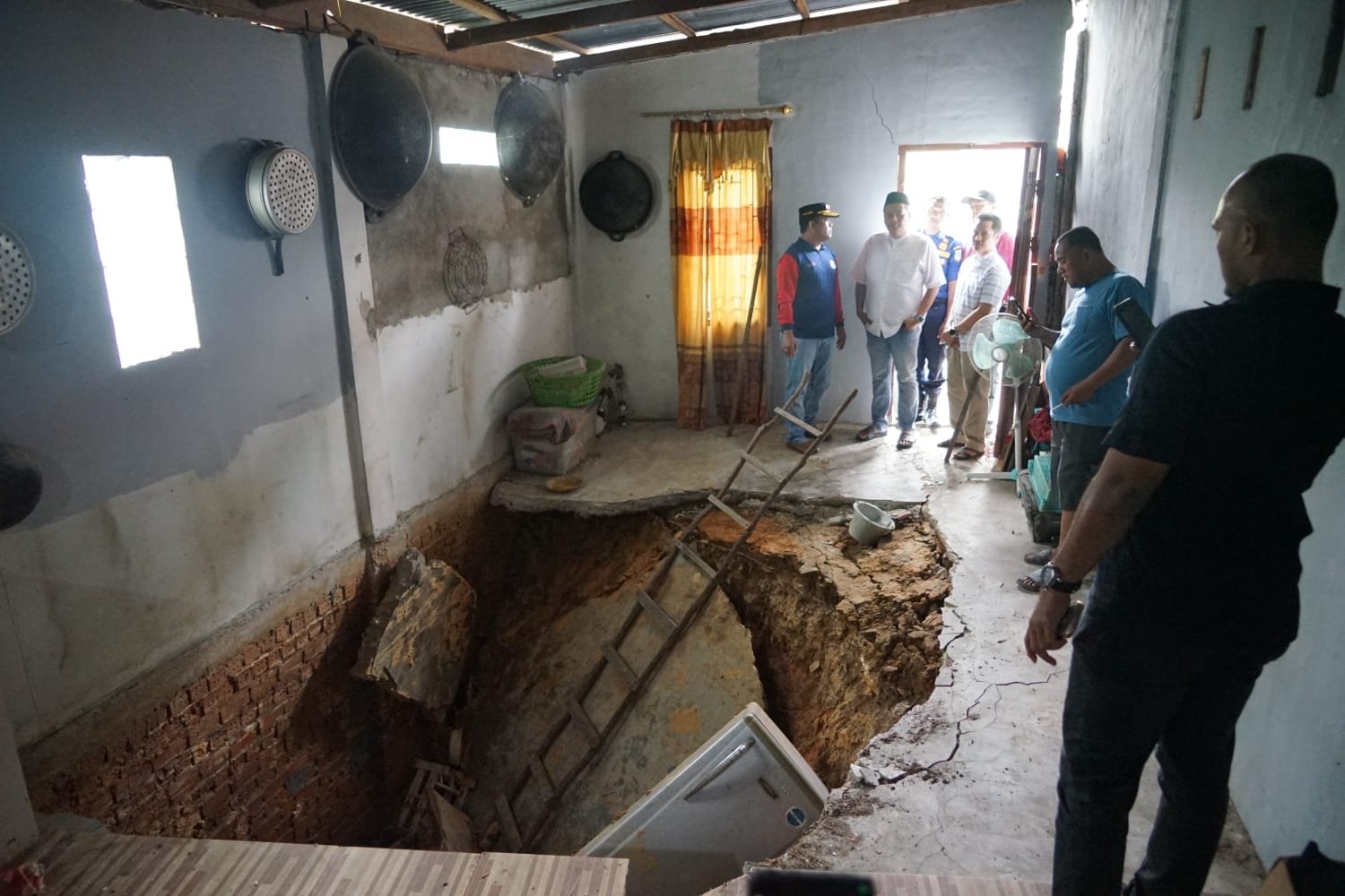 Hujan Lebat Bikin Rumah Warga Jambi Amblas, Ketua DPRD Tanggap Cepat Beri Bantuan
