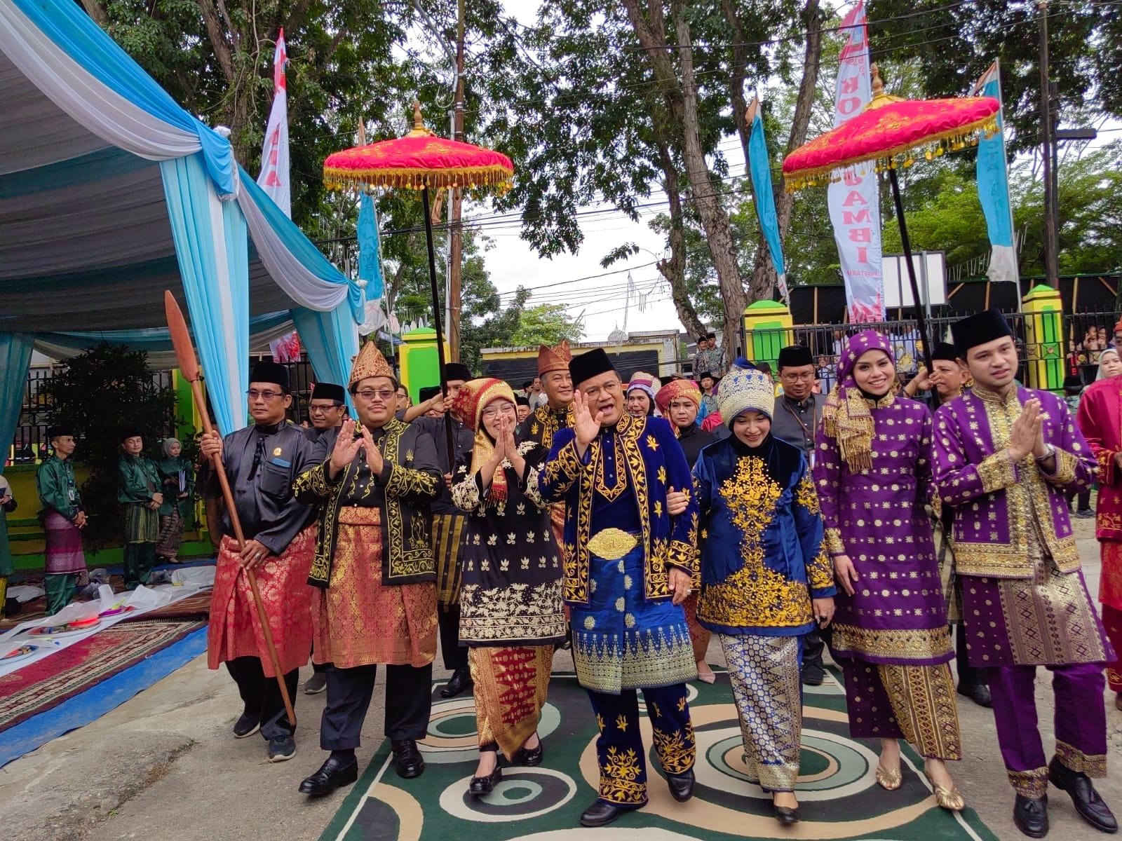 LAM Kota Jambi Kukuhkan dr Maulana sebagai Pemangku Adat, Anugerahkan Gelar Karangsetyo kepada Sri Purwaningsih