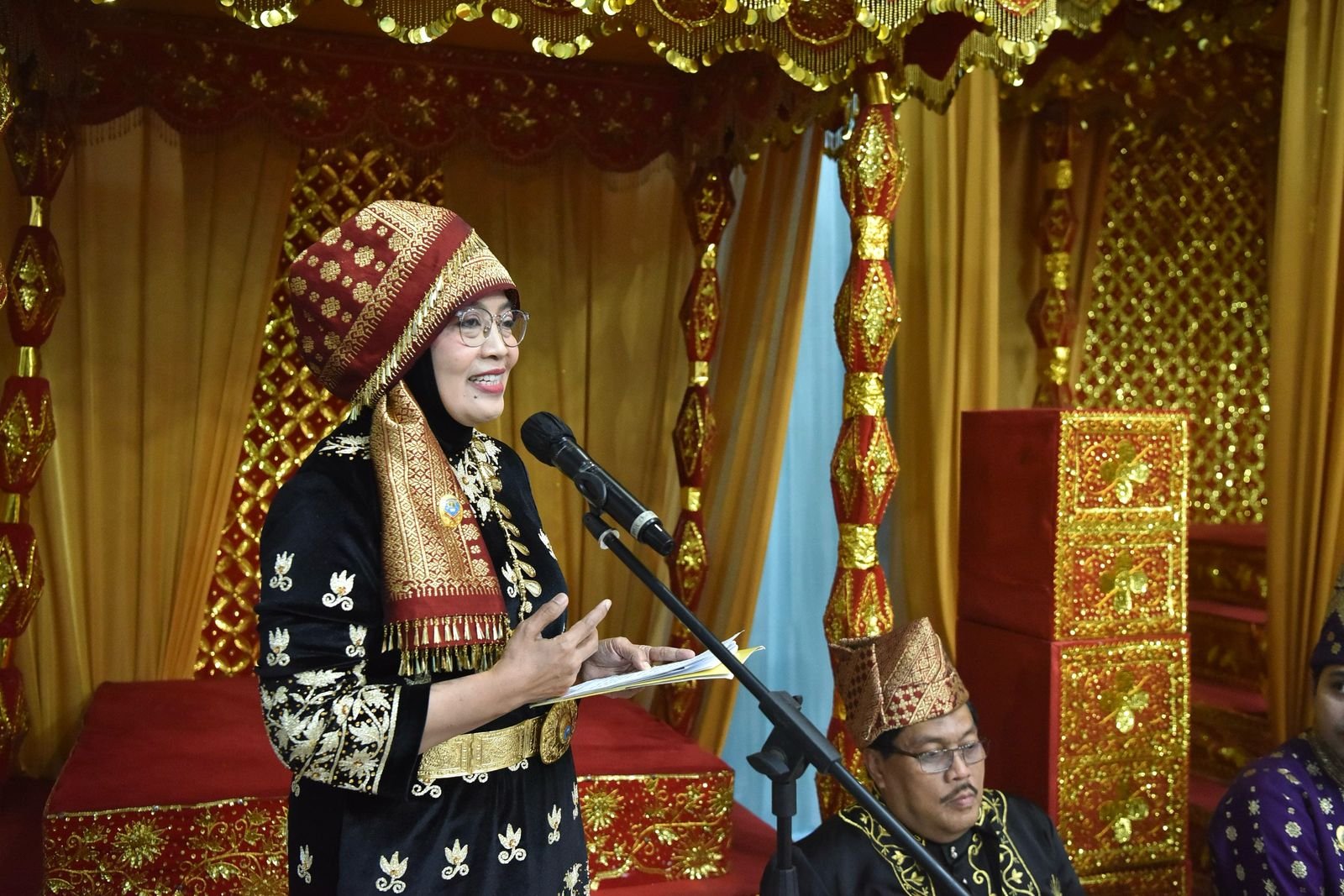 Penghargaan Adat atas Dedikasi: Sri Purwaningsih Terima Tanda Kehormatan dari LAM Kota Jambi
