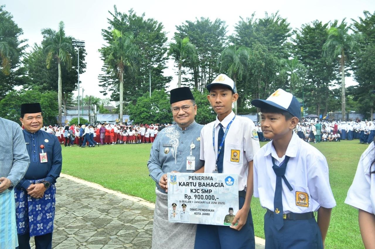 Pendidikan Jambi Melaju : Sekolah Digital Diuji Coba, 2.000 Pelajar Terima Beasiswa Kartu Bahagia