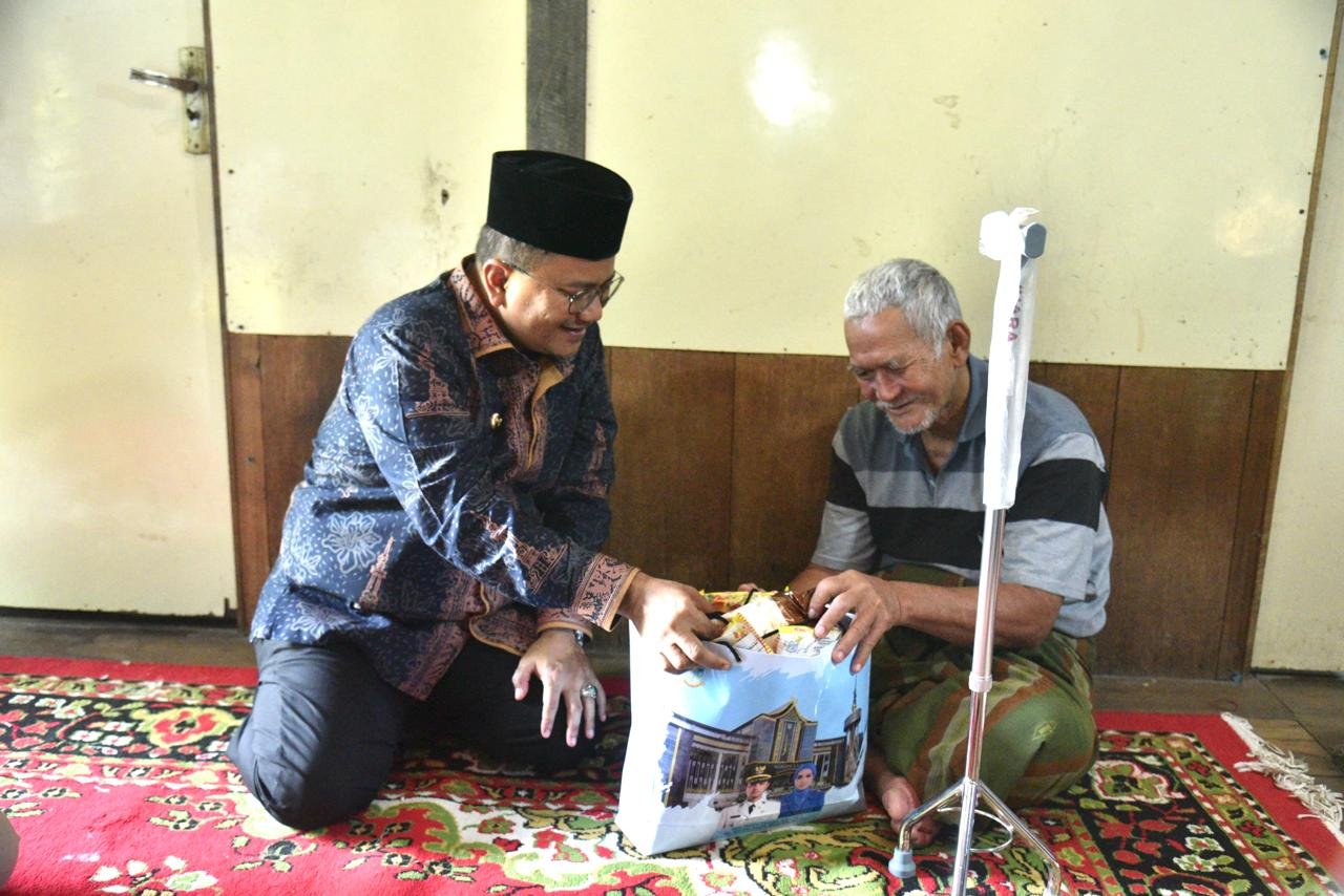 Tak Hanya Bahan Pokok, Wali Kota Maulana Juga Salurkan Bantuan Roda dan Tongkat untuk Warga Rentan
