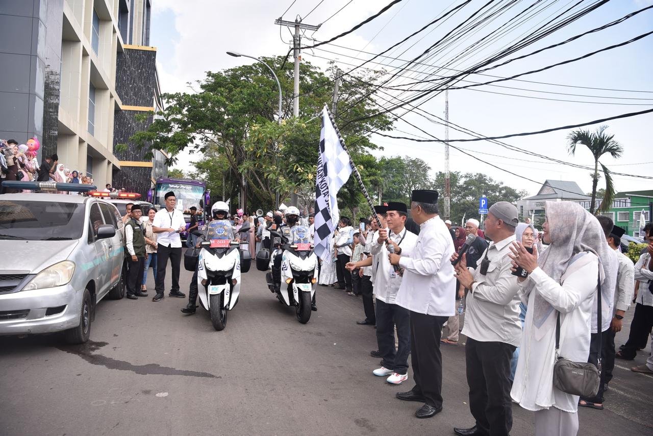 221 Jamaah Dari Kloter 13 Kota Jambi Dilepas, Sekda Ridwan Titip Doa dan Harapan