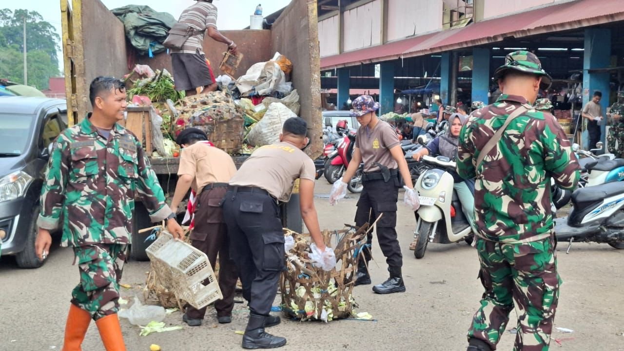 Polairud dan Kodim 0415 Jambi Aksi Bersih Pasar, Edukasi Warga soal Kebersihan