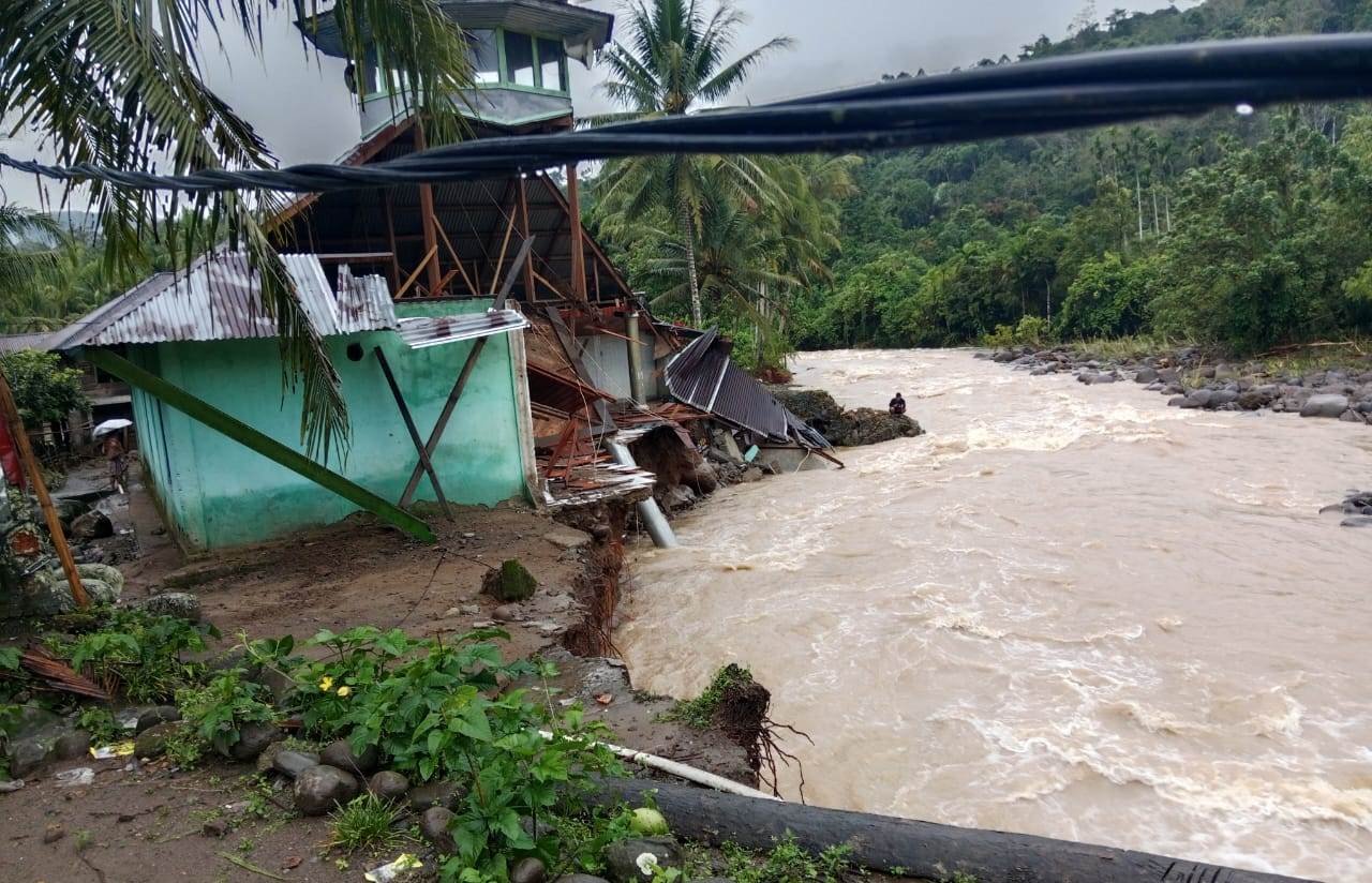 Banjir Bandang di Sarolangun, Masjid Desa Bukit Berantai Nyaris Hanyut