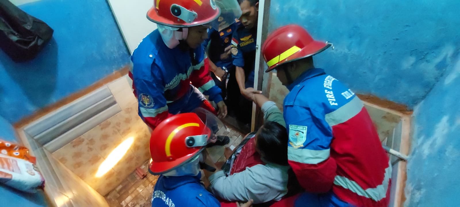 Terjebak di Kamar Mandi, Damkar Kota Jambi Evakuasi Wanita Obesitas