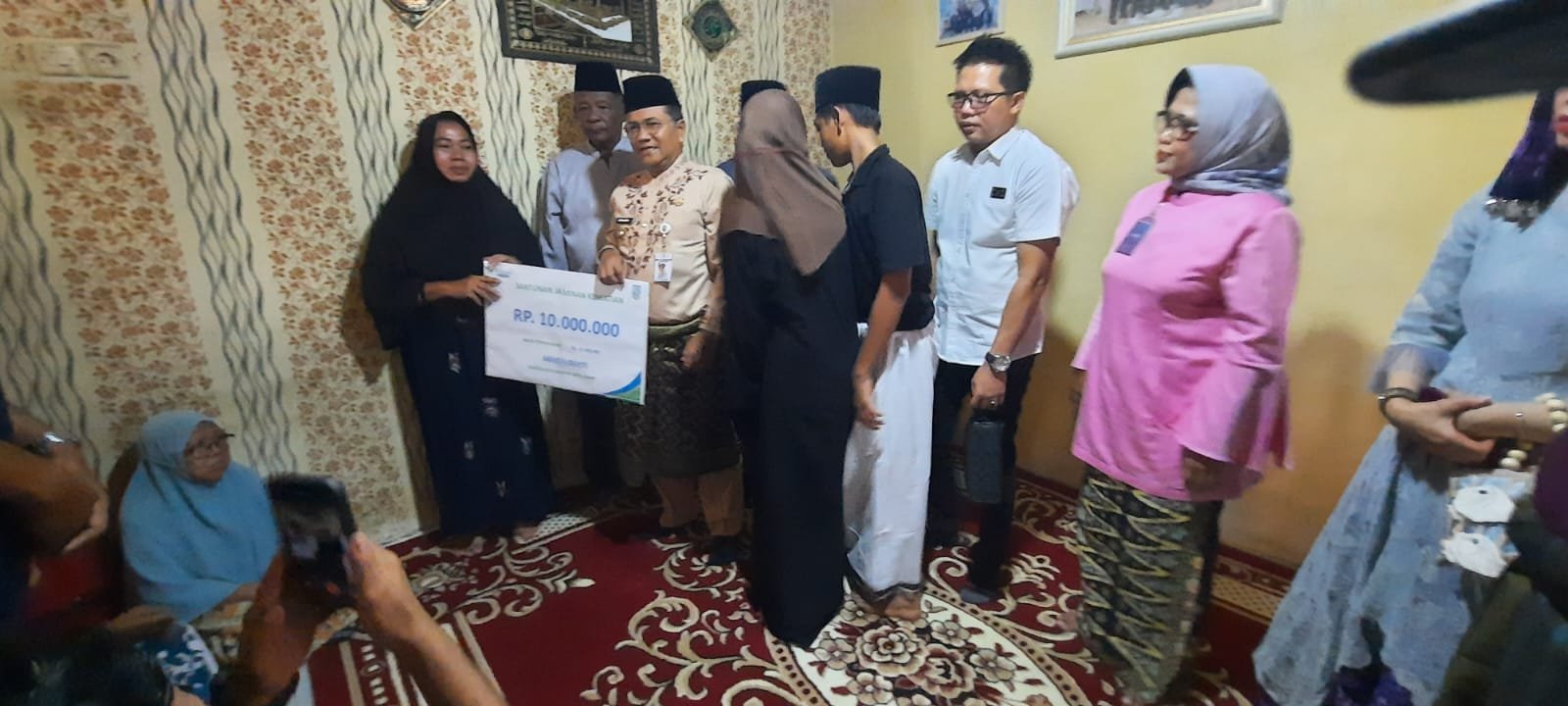 ‘Terima Kasih Pak Wali’,  Keluarga Tukang Ojek yang Meninggal di Kantor Dukcapil Terima Santunan Kematian