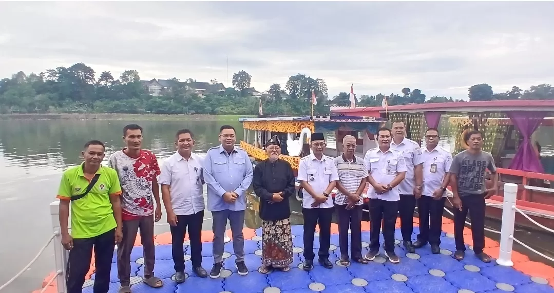 Dua Dermaga Apung Diserahkan Ketua DPRD Kota Jambi, Dorong Geliat UMKM Danau Sipin