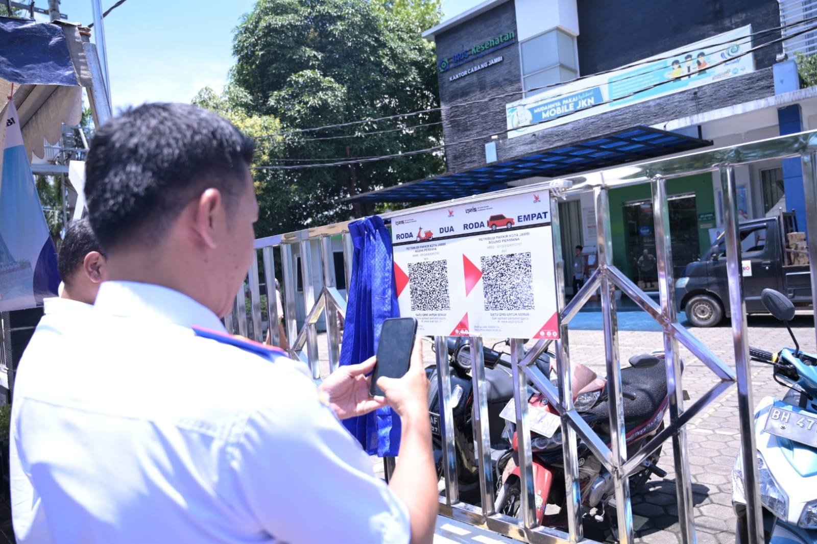 Belum Semua Paham QRIS, Juru Parkir Kota Jambi Tetap Layani Tunai