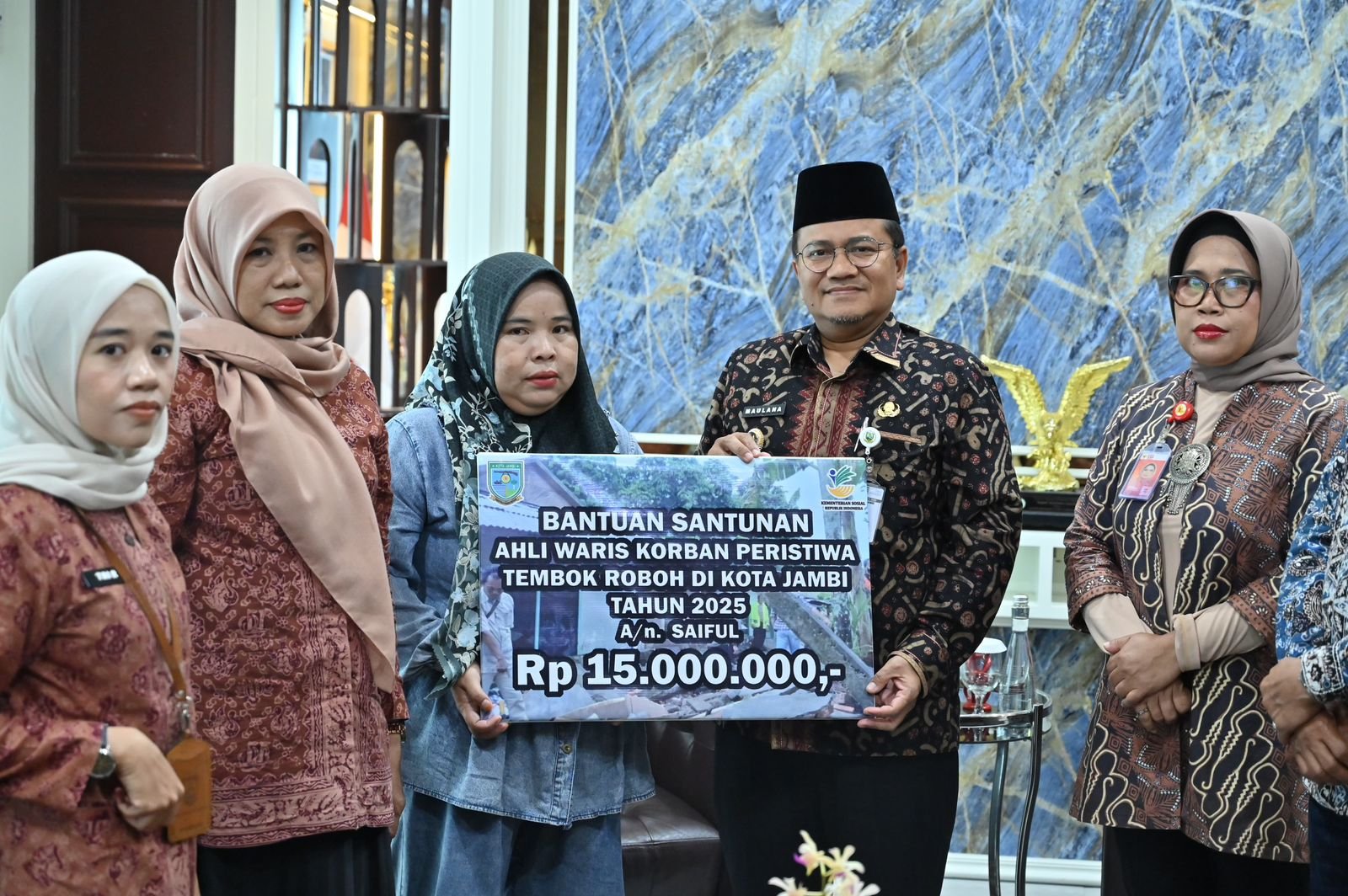Haru Pilu, Wali Kota Maulana Serahkan Santunan Warga Kota Jambi Tertimpa Tembok Roboh