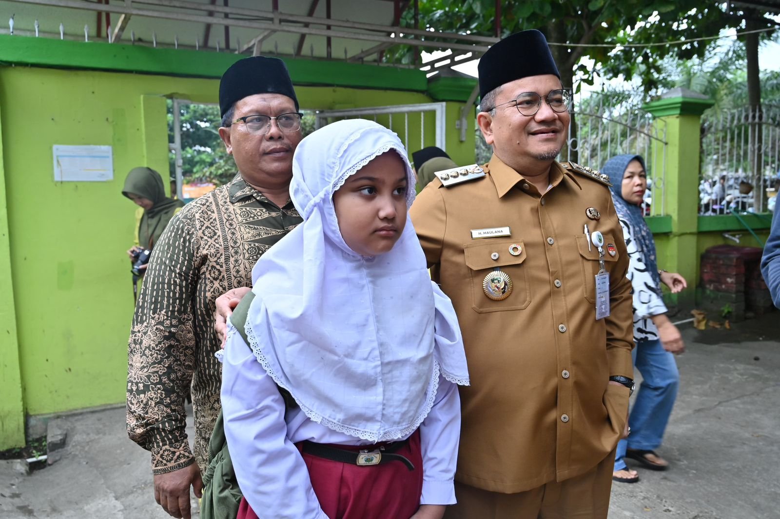 Penuh Kasih, Wali Kota Maulana Antar Buah Hati ke Sekolah: Kampanyekan Gerakan Ayah Teladan
