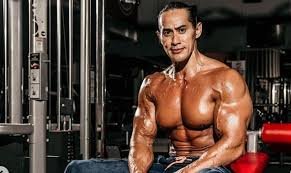 Ade Rai menjelaskan pentingnya gaya hidup sehat melalui latihan beban dan menjaga komposisi tubuh, bukan sekadar menurunkan berat badan.