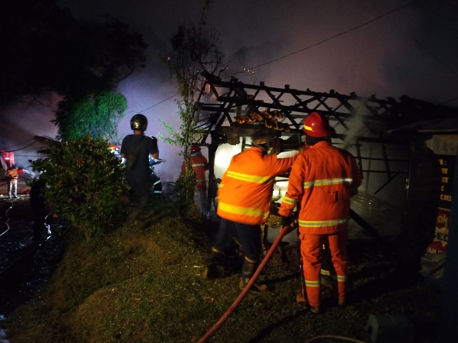 Dini Hari Tadi, Api Melahap Dua Kios di Depan SMP 18 Kota Jambi