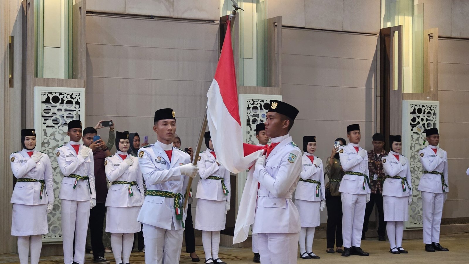 Momen Sakral di Griya Mayang, 56 Putra-Putri Terbaik Resmi Jadi Paskibraka Kota Jambi