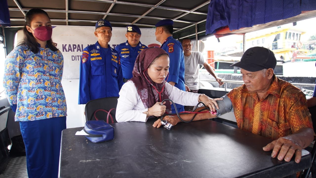 Dukung Program Baharkam Polri, Ditpolairud Jambi Gelar Klinik Terapung di Pelabuhan Pasir