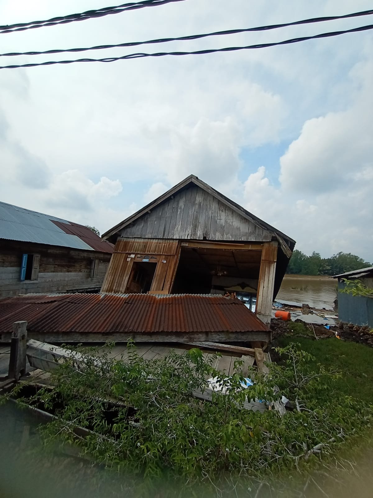 Tiga Rumah Ambruk Akibat Abrasi di Tanjab Timur, Enam KK Terdampak