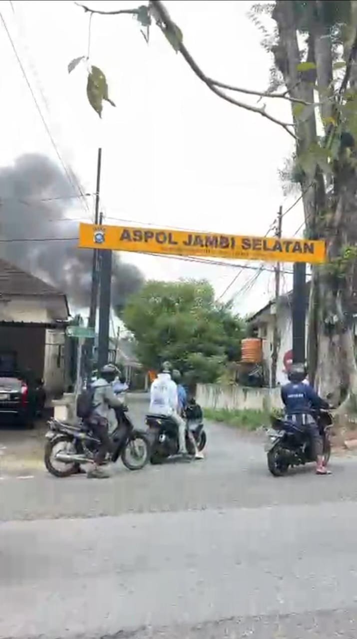 Gardu Listrik Terbakar di Aspol Jambi Selatan, Damkar Lakukan Penanganan Cepat