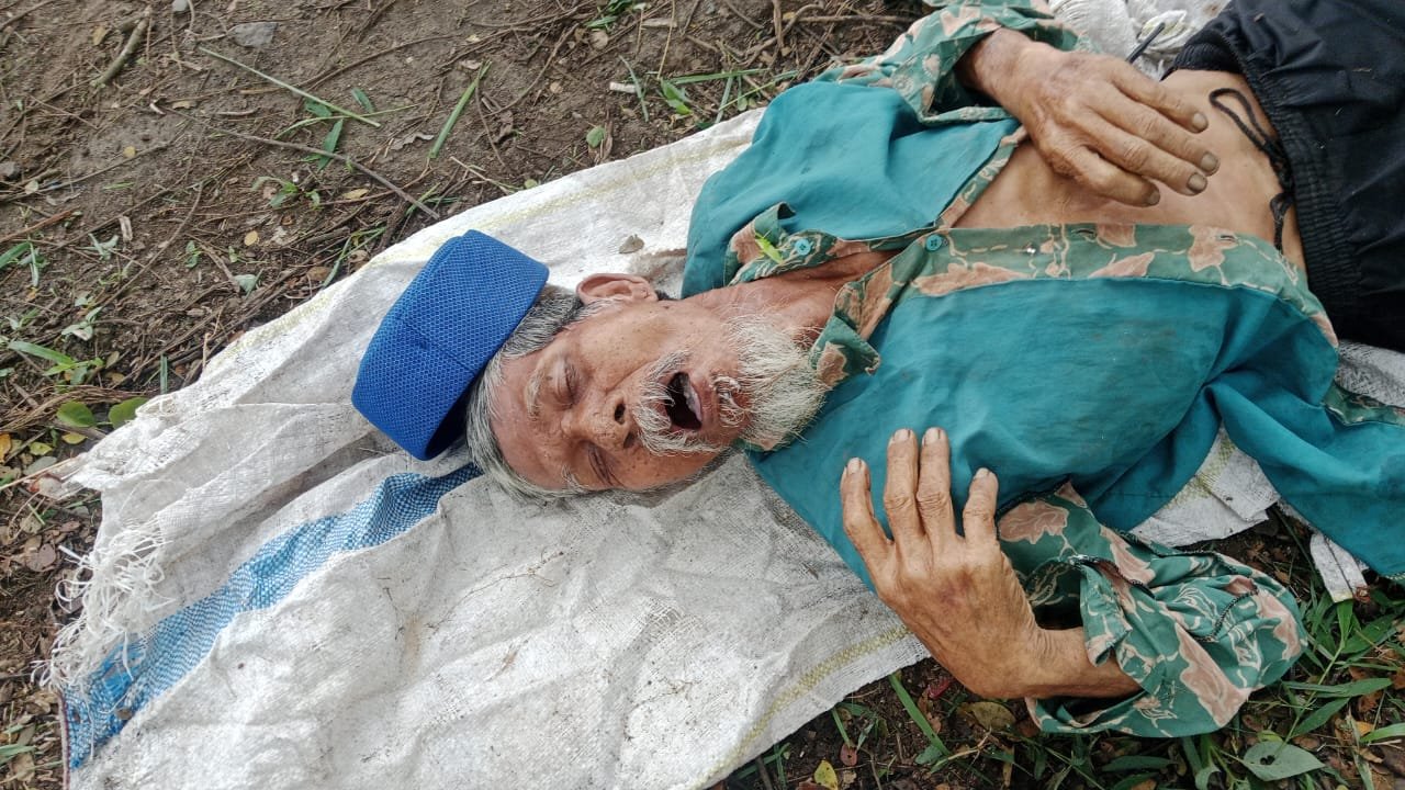 Pihak Keluarga Dicari! Sosok Lansia Ditemukan Meninggal di Pinggir Jalan Lintas Tanjab Timur