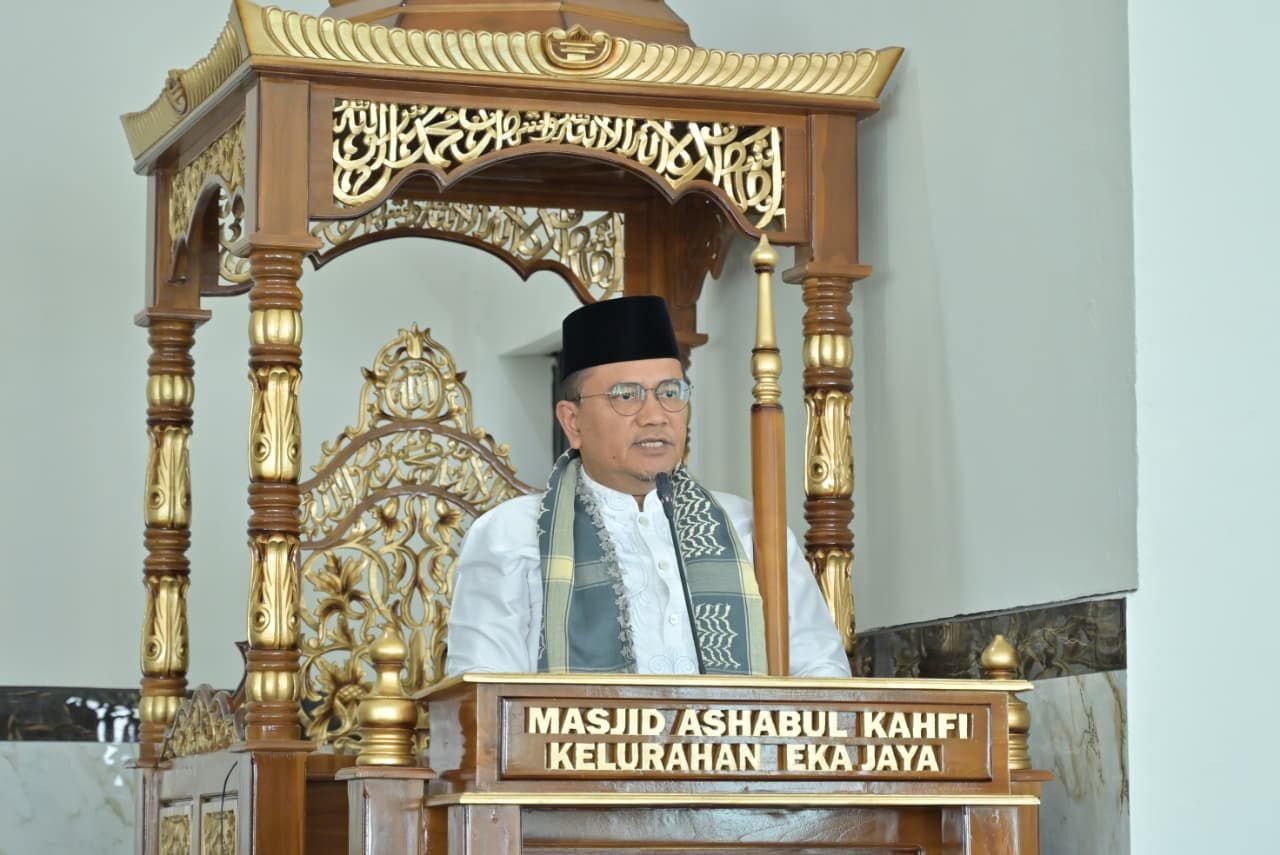 Jadi Khatib dan Imam, Wali Kota Maulana Pimpin Shalat Jumat Pertama di Masjid Ashabul Kahfi