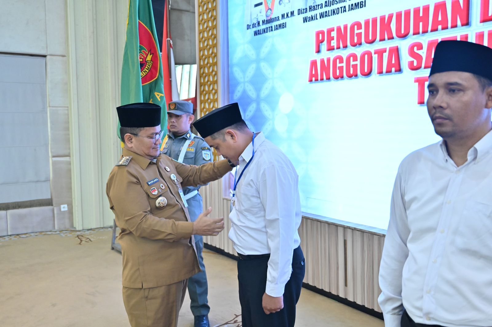 Satlinmas Dikukuhkan, Wali Maulana Tegaskan Peran Strategis Masyarakat Jaga Keamanan Lingkungan