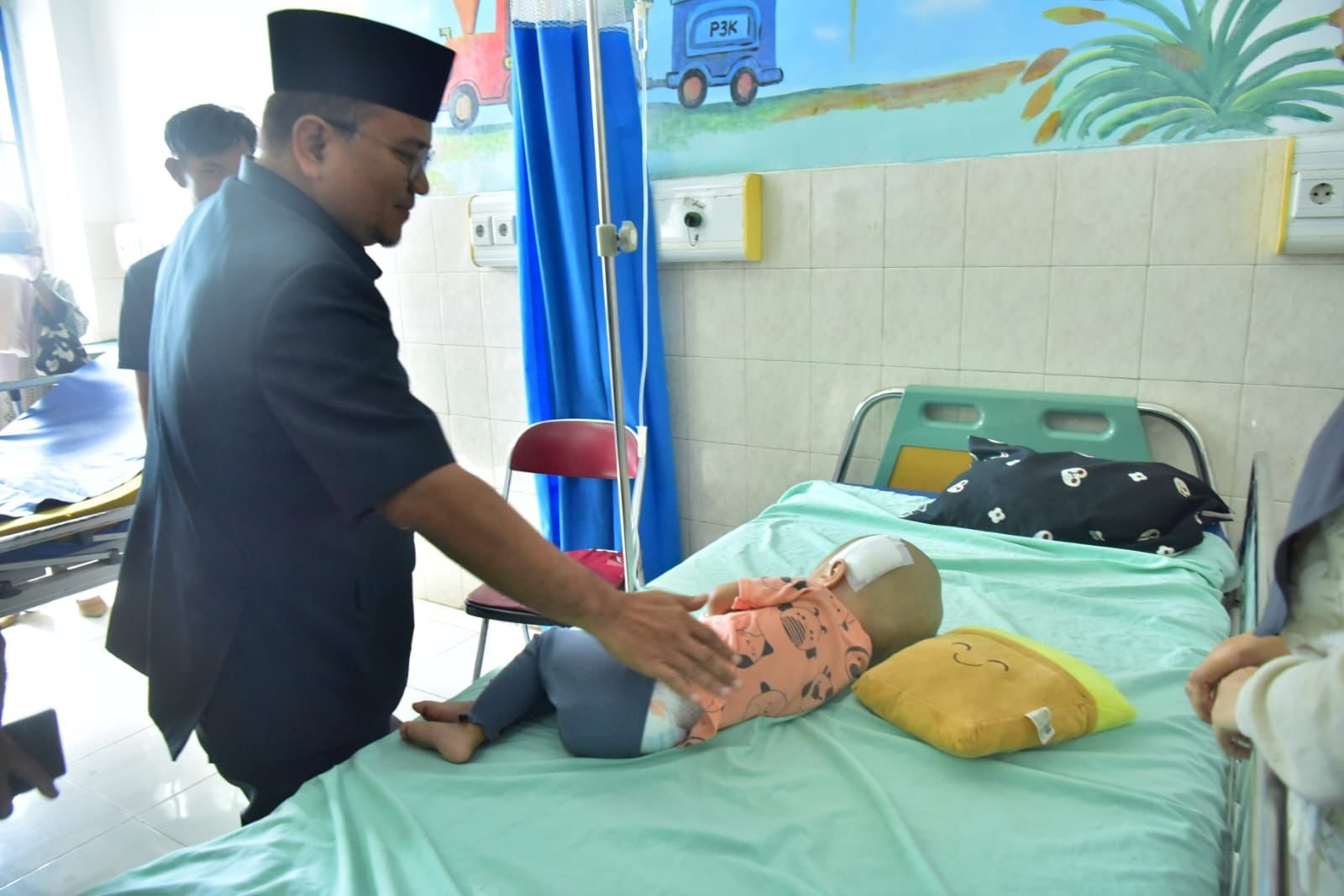 Besuk Balita Hidrosefalus, Maulana Tegaskan Pemerintah Hadir Bagi Warga yang Membutuhkan