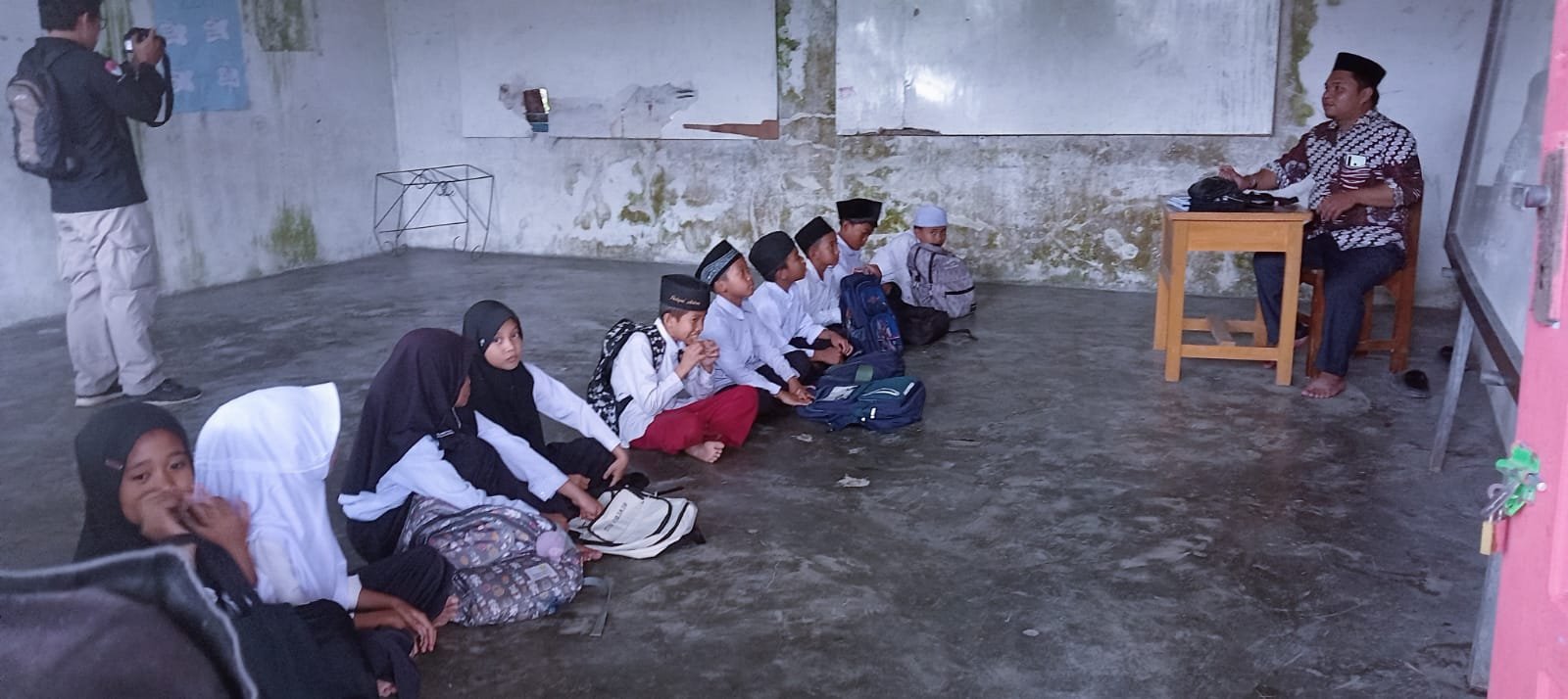 Bangunan Rusak dan Minim Fasilitas, Ini Kondisi Madrasah Nurul Ihsan di Tanjab Timur