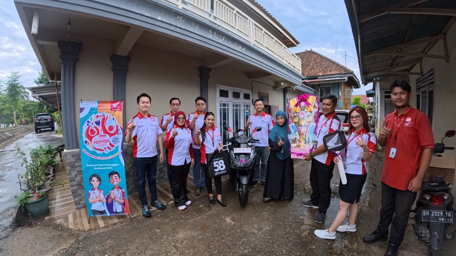Sinsen Rayakan Hari Pelanggan Nasional dengan Pengantaran Unit To Loyal Customer