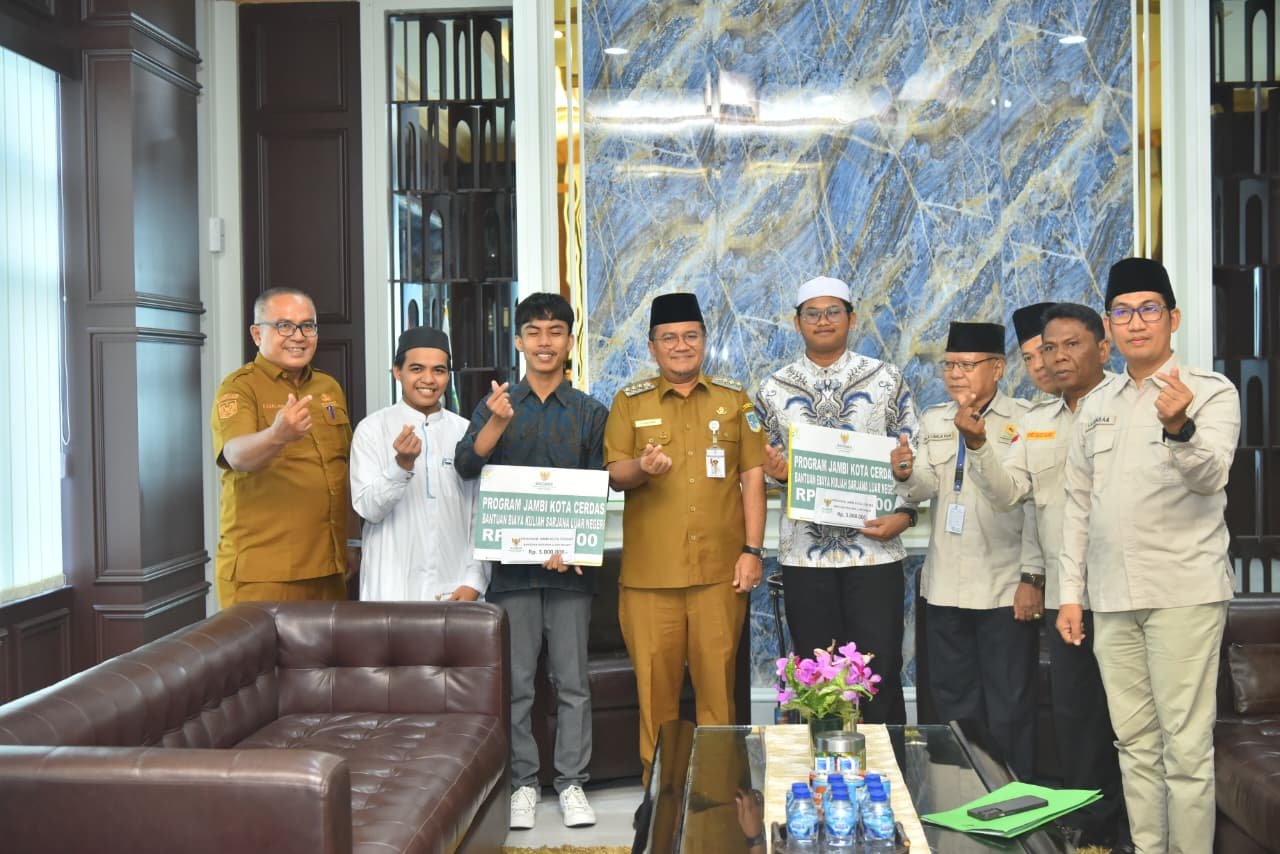 Wali Kota Maulana Serahkan Bantuan Pendidikan