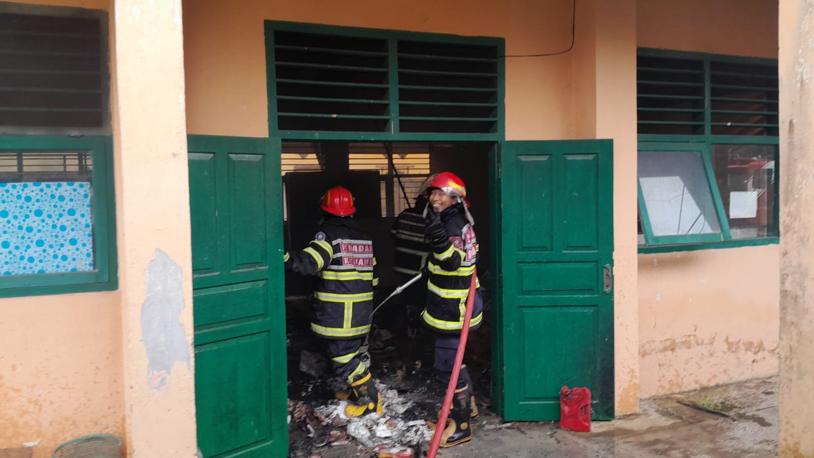 Korsleting Listrik Picu Kebakaran di Gedung Eks SMK DB 3 Jambi, Kerugian Capai Rp100 Juta