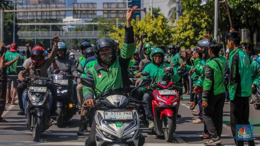 SUASANA PEMAKAMAN OJOL YAG TEAS TERLINDAS MOBIL BRIMOB