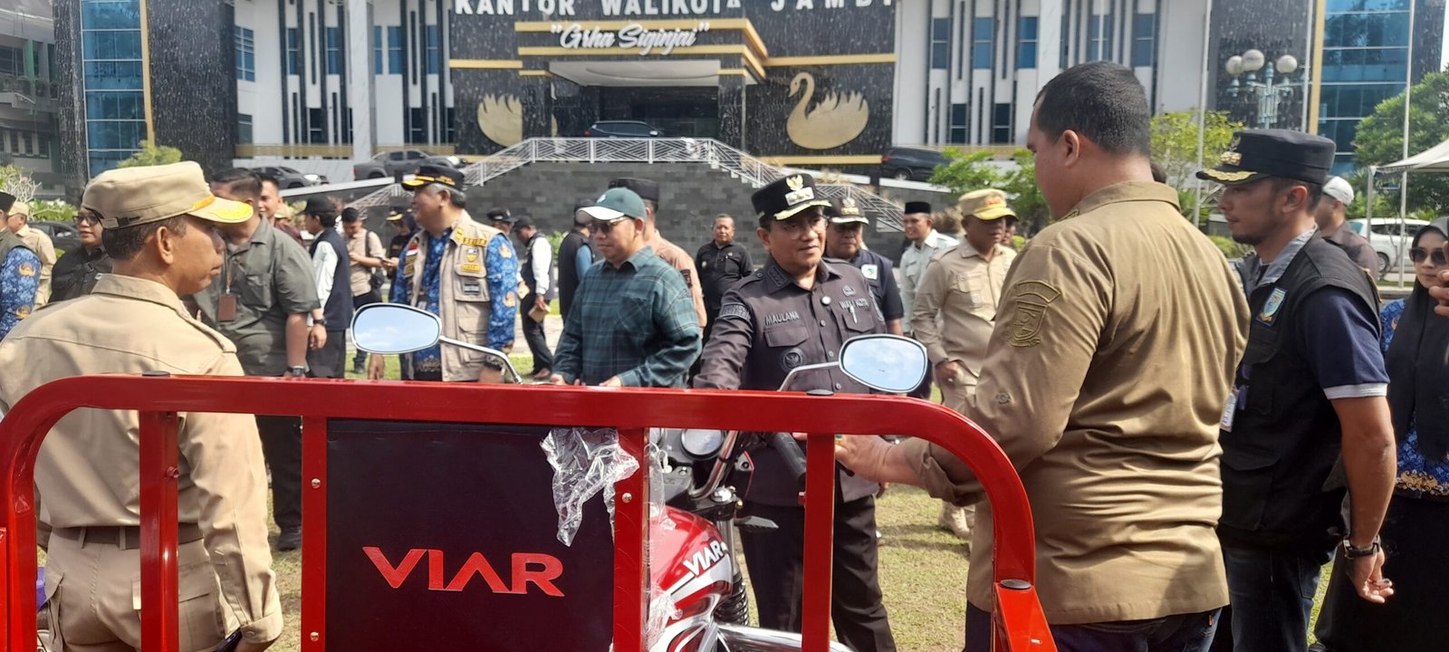 Wali Kota Jambi Serahkan Gerobak Sampah ke Kelurahan se-Kota Jambi untuk Atasi Masalah Sampah